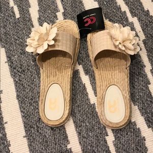 PVC cream pool slides w/ white flower. Size 41 = 8